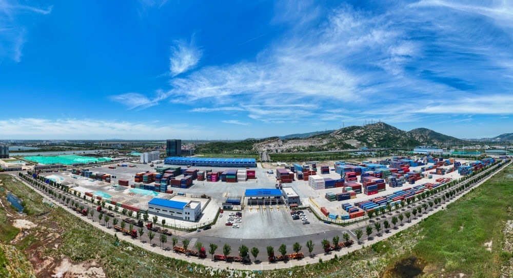 2024年6月26日拍攝的位于江蘇省連云港市連云區(qū)的上合組織（連云港）國(guó)際物流園內(nèi)的中國(guó)外運(yùn)集裝箱場(chǎng)站（無(wú)人機(jī)照片）。上合組織（連云港）國(guó)際物流園是連云港建設(shè)“一帶一路”交匯點(diǎn)強(qiáng)支點(diǎn)和上合組織國(guó)家出?；氐闹匾脚_(tái)載體。新華社記者 季春鵬 攝