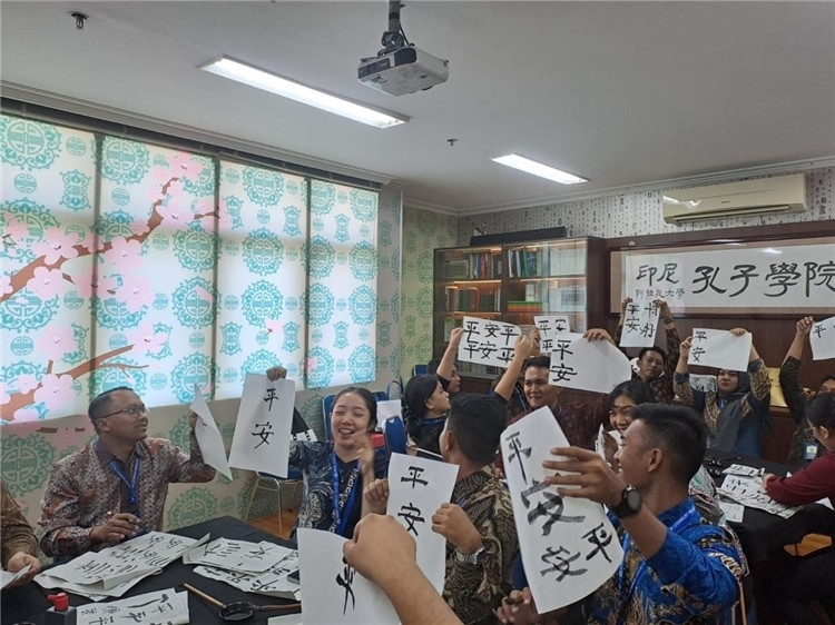 警察學員們展示書法學習成果?；顒又鬓k方供圖