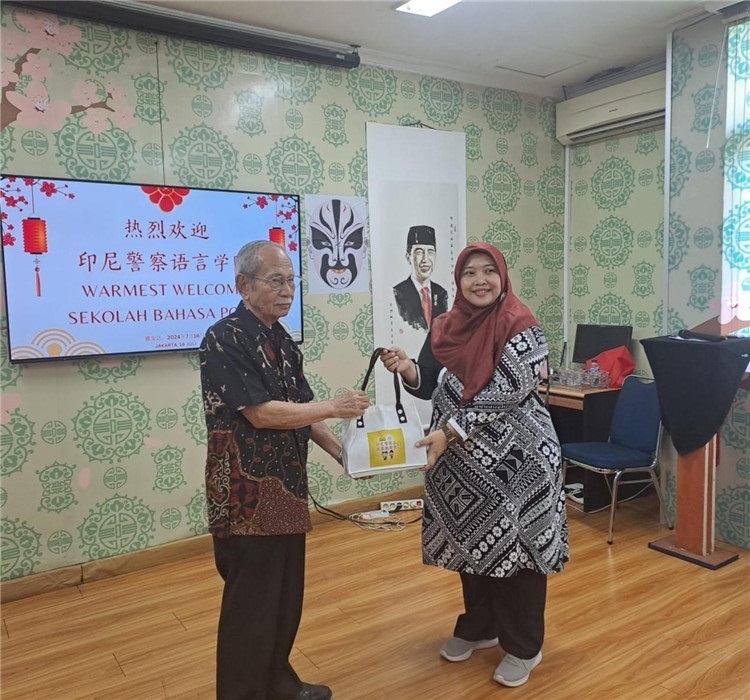 拉哈尤·蘇珊蒂與穆尼交換禮品?；顒又鬓k方供圖