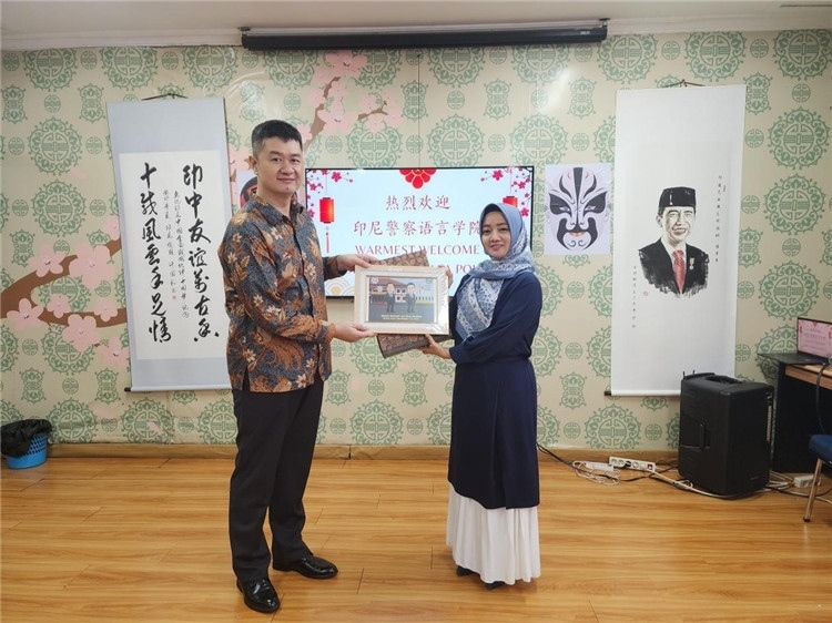 警察語言學院老師與王大昕交換禮品?；顒又鬓k方供圖