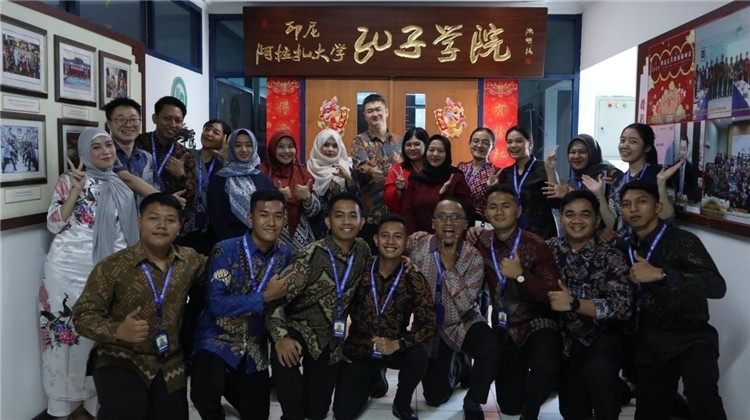 警察 學員們在孔院門口合影?；顒又鬓k方供圖