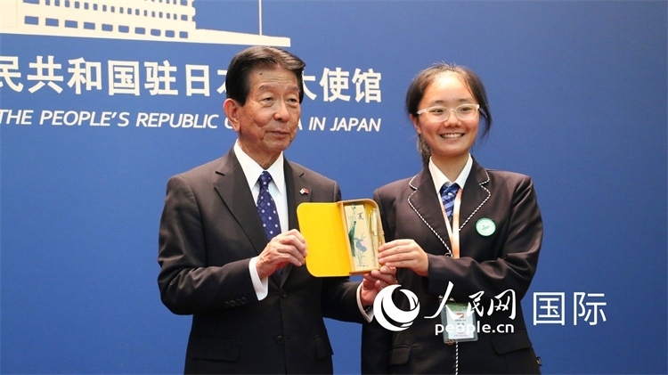 中國小大使向日本永旺1%俱樂部理事長(zhǎng)森美樹贈(zèng)送當(dāng)?shù)靥厣Y品。人民網(wǎng) 許可攝
