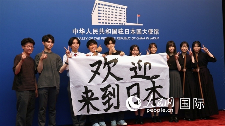 日本小大使現(xiàn)場(chǎng)書寫“歡迎來到日本”。人民網(wǎng) 許可攝