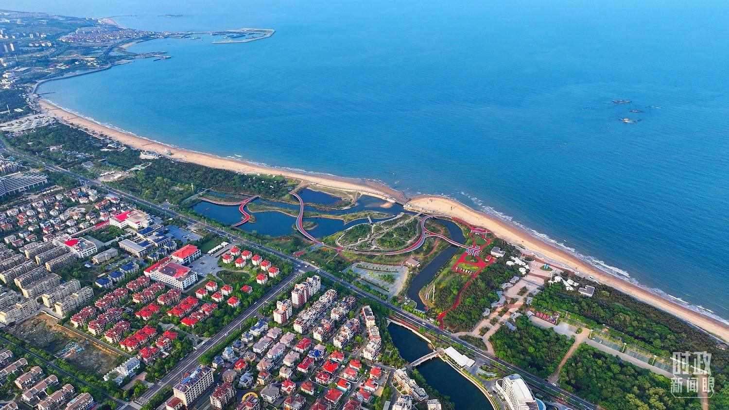 △日照市陽(yáng)光海岸綠道。近年來(lái)，日照市對(duì)沿海裸露場(chǎng)地及岸線破損處進(jìn)行生態(tài)修復(fù)，建成約28公里的陽(yáng)光海岸綠道，為市民和游客提供了運(yùn)動(dòng)休閑好去處。（總臺(tái)央視記者范凱拍攝）