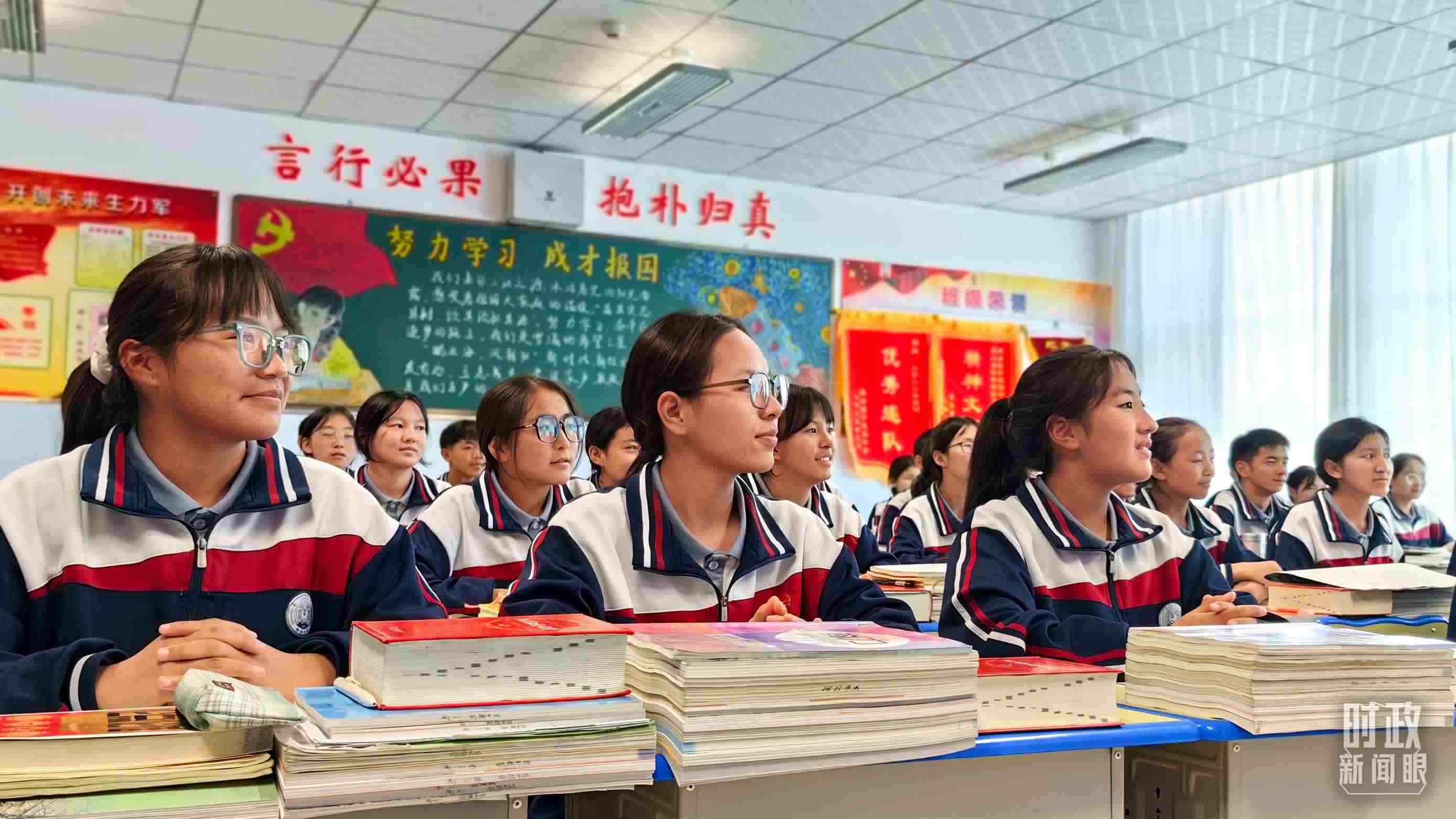 △果洛西寧民族中學(xué)高一（1）班的“新時(shí)代、新家鄉(xiāng)”主題思政課。（總臺(tái)央視記者段德文拍攝）
