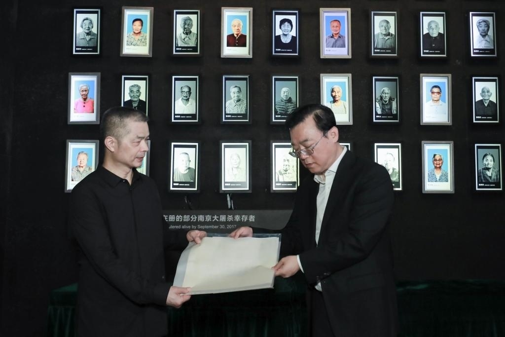 南京大屠殺幸存者高如琴的兒子向軍向侵華日軍南京大屠殺遇難同胞紀念館捐贈高如琴老人相關(guān)物品。（侵華日軍南京大屠殺遇難同胞紀念館供圖）