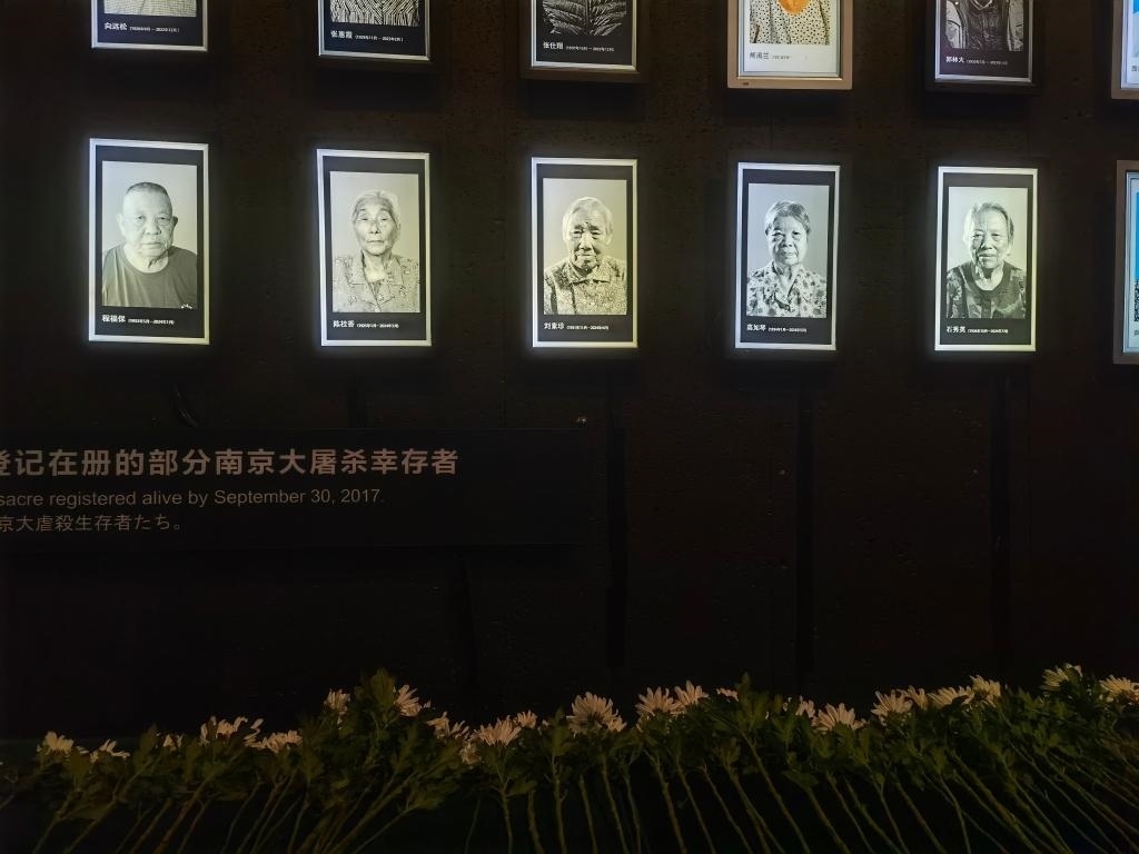 7月18日，侵華日軍南京大屠殺遇難同胞紀念館內(nèi)舉行“熄燈”悼念儀式，為今年離世的5位幸存者老人送行。新華社記者邱冰清 攝