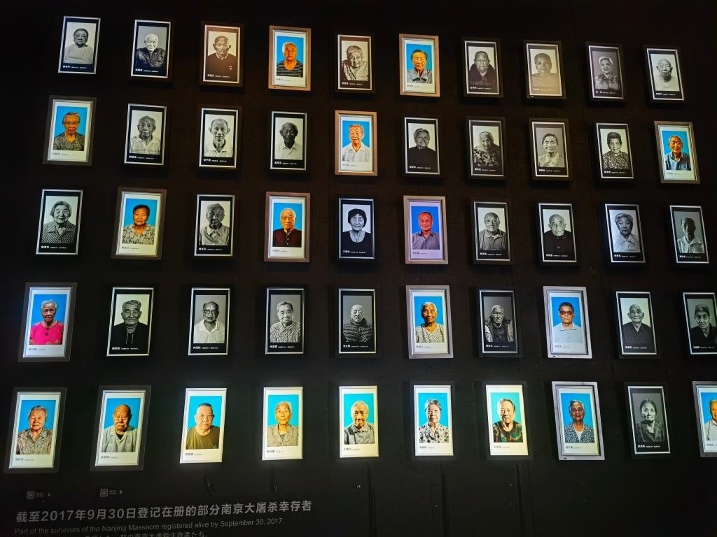 侵華日軍南京大屠殺遇難同胞紀念館內(nèi)的幸存者照片墻局部。新華社記者邱冰清 攝
