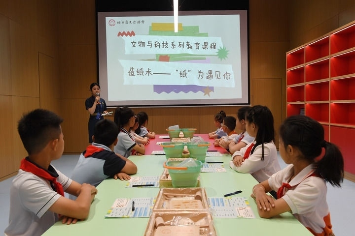 2024年5月18日，小學(xué)生在陜西歷史博物館秦漢館參加“文物與科技”系列教育課程。新華社記者 李一博 攝