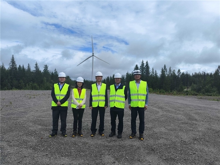 中國駐瑞典大使崔愛民（中）走訪中廣核歐能瑞典公司。中國駐瑞典大使館供圖