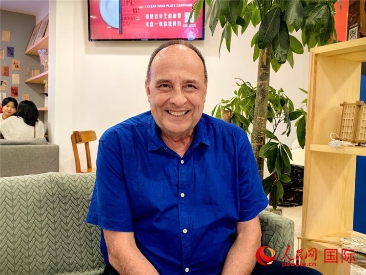 巴西坎皮納斯州立大學(xué)文學(xué)院資深教授弗朗西斯科·福特·哈德曼接受人民網(wǎng)專訪。人民網(wǎng)記者 符園園攝