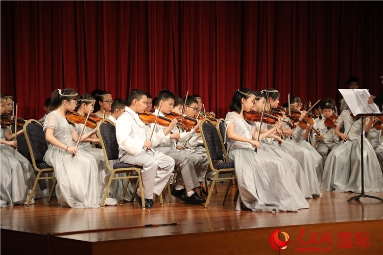 北京市學(xué)生金帆藝術(shù)團(tuán)的學(xué)生們演奏音樂(lè)。人民網(wǎng)記者 李志偉攝