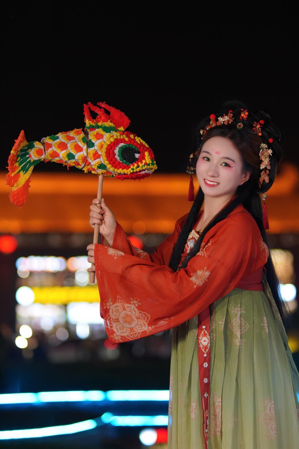 游客身穿漢服漫步在西安大唐不夜城。受訪者供圖