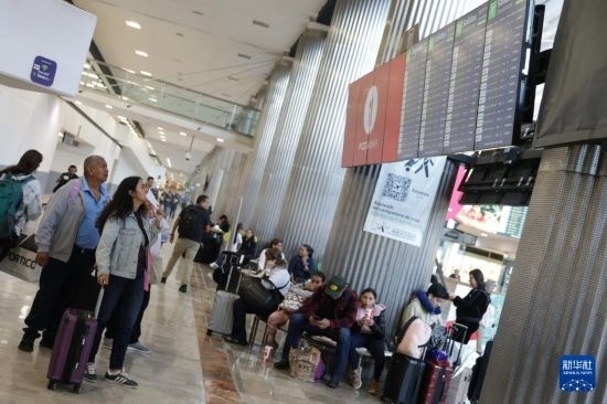 7月19日，在墨西哥首都墨西哥城的貝尼托·華雷斯國際機(jī)場，許多航班被延誤或取消，大量旅客在機(jī)場等待。新華社發(fā)（弗朗西斯科·卡涅多攝）