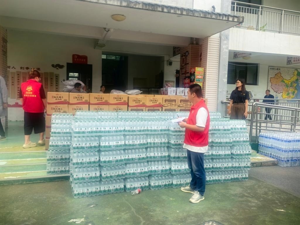 圖為愛心人士向鳳縣河口鎮(zhèn)中心小學(xué)捐贈的物資。新華社記者 劉彤 攝