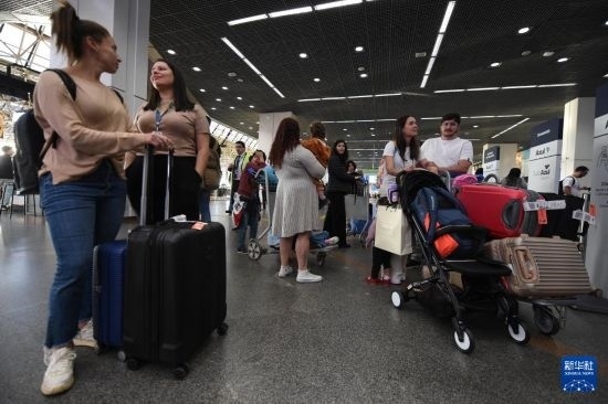 7月19日，受影響航班的旅客在巴西首都巴西利亞機(jī)場等待。新華社發(fā)（盧西奧·塔沃拉 攝）