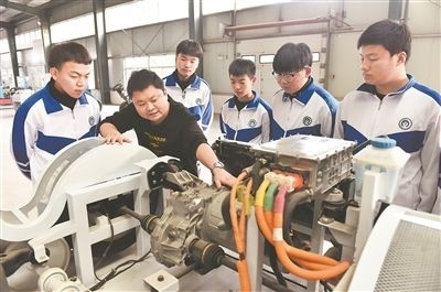 河北省威縣職業(yè)技術(shù)教育中心老師正在為學(xué)生講解電動(dòng)汽車數(shù)字技術(shù)。新華社記者 朱旭東攝