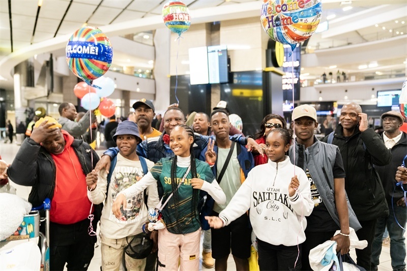 家長(zhǎng)們熱情歡迎從中國(guó)歸來(lái)的學(xué)生。希拉茲·莫林?jǐn)z