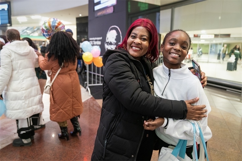 學(xué)生與家長(zhǎng)相擁歡慶。希拉茲·莫林?jǐn)z