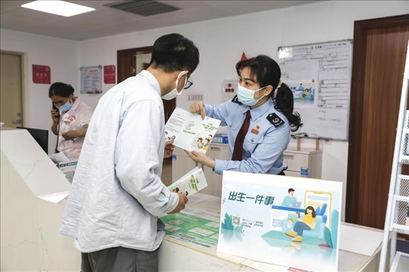 志愿者為葉先生介紹新生兒相關服務。云浮市稅務局供圖