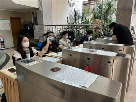 廣州市越秀區(qū)教育局現(xiàn)場審核返區(qū)生辦理材料，采用“提前網(wǎng)上預約、現(xiàn)場分批辦理”的方式進行。廣州市越秀區(qū)教育局供圖