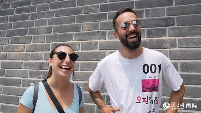 圖為西班牙籍游客塔瑪拉·魯伊斯·查莫羅（左）和馬克·普拉達(dá)·巴約納（右）。人民網(wǎng)記者 吳超嵐攝