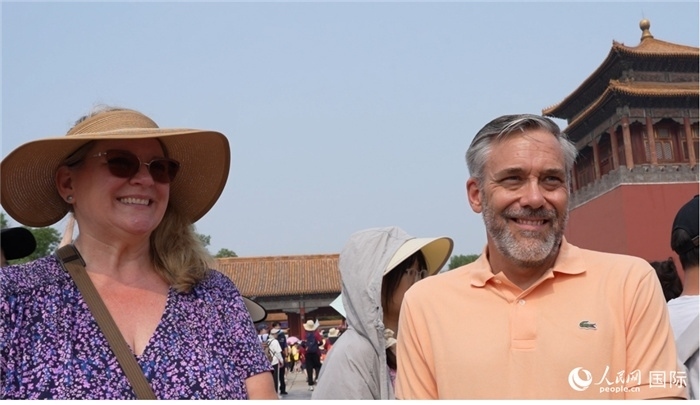 圖為來自美國拉斯維加斯的游客格雷琴·拉森 （Gretchen Larsen）（左）和她的丈夫埃里克·拉森（Eric Larsen）（右）。人民網(wǎng)記者 吳超嵐攝