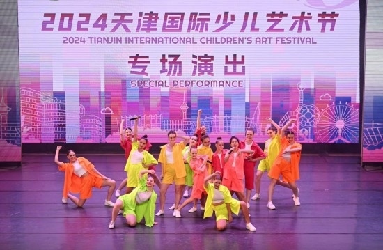 7月22日，來自俄羅斯的舞蹈團演員在藝術(shù)節(jié)上展演。新華社記者 趙子碩 攝