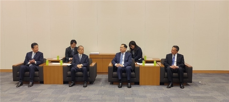 4月11日，楊萬明會長在東京會見日中友好議員聯(lián)盟會長二階俊博（左二）。中國人民對外友好協(xié)會供圖