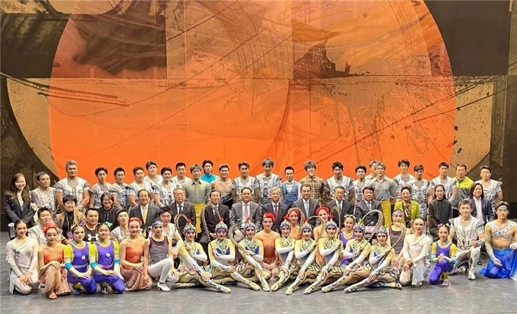 4月12日，中國人民對外友好協(xié)會會長楊萬明、駐日大使吳江浩及來自36國70位駐日使節(jié)代表等現(xiàn)場觀看中國雜技團東京公演。中國人民對外友好協(xié)會供圖