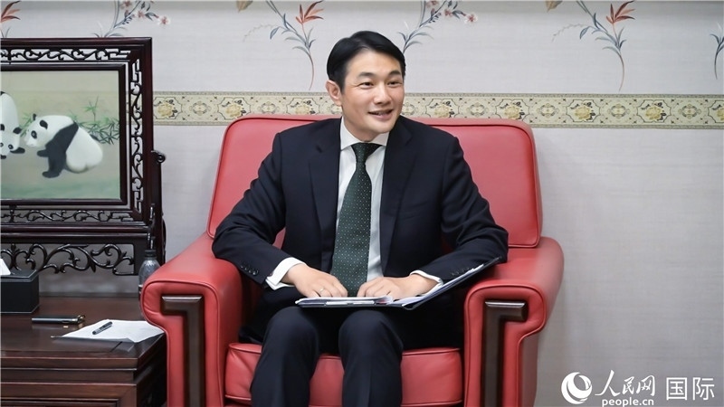 使館發(fā)言人畢海波公參介紹黨的二十屆三中全會(huì)情況并回答記者提問。人民網(wǎng) 郭錦標(biāo)攝