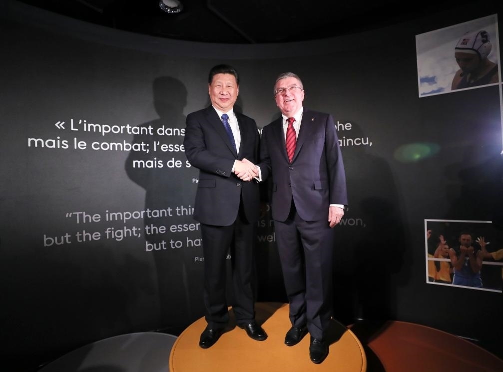 2017年1月18日，國家主席習(xí)近平在瑞士洛桑國際奧林匹克博物館會見國際奧林匹克委員會主席巴赫。這是習(xí)近平和巴赫在奧運(yùn)冠軍領(lǐng)獎臺上合影。新華社記者 蘭紅光 攝