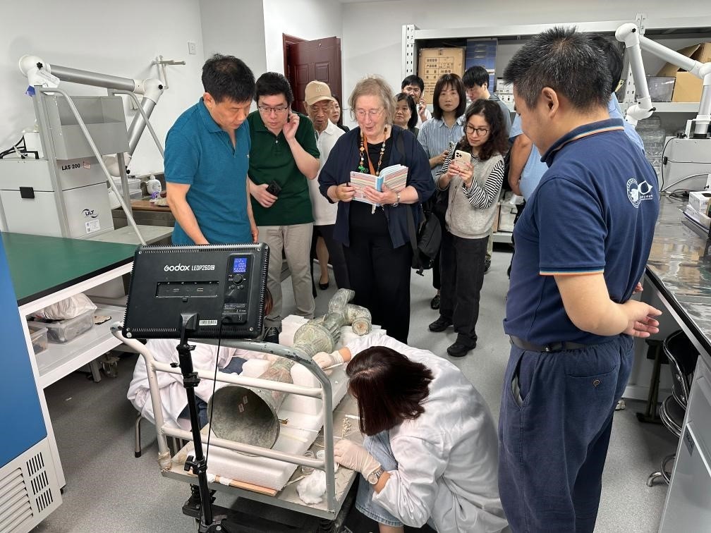 2024年5月28日，英國考古學(xué)家、牛津大學(xué)教授杰西卡·羅森在文物保護(hù)修復(fù)實(shí)驗(yàn)室觀摩文物。新華社發(fā)（四川省文物考古研究院供圖）