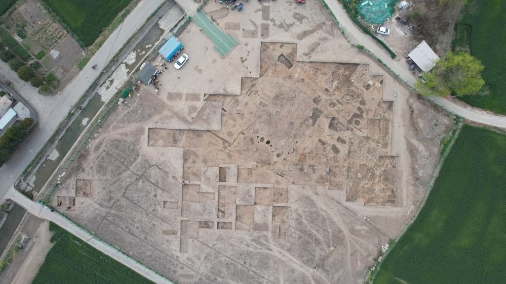 這是2024年3月23日拍攝的四川省廣漢市三星堆遺址發(fā)掘區(qū)（無人機(jī)照片）。新華社發(fā)（四川省文物考古研究院供圖）