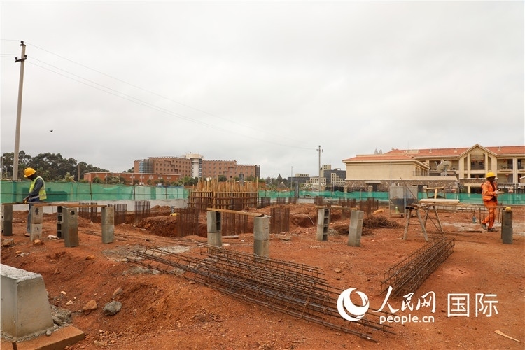 圖為孔子學(xué)院項(xiàng)目施工現(xiàn)場(chǎng)。人民網(wǎng)記者 沈小曉攝。