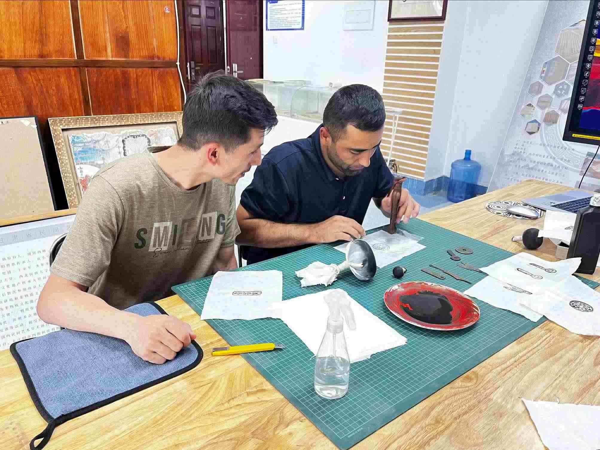 營員們動手體驗“非遺”技藝。校方供圖