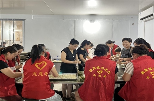 志愿者在以孝治家大食堂工作。（受訪(fǎng)者供圖）