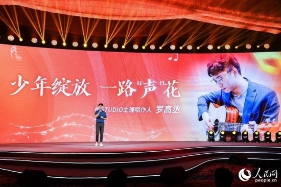 羅高丞在臺(tái)上分享自己的創(chuàng)作心路。人民網(wǎng)攝