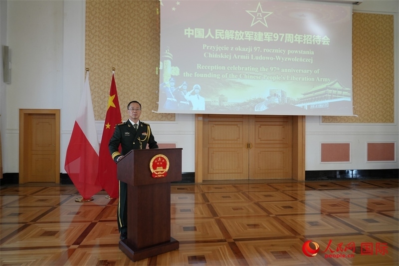 波蘭使館國防武官張寅生大校在招待會上致辭。人民網(wǎng)記者 李增偉攝 