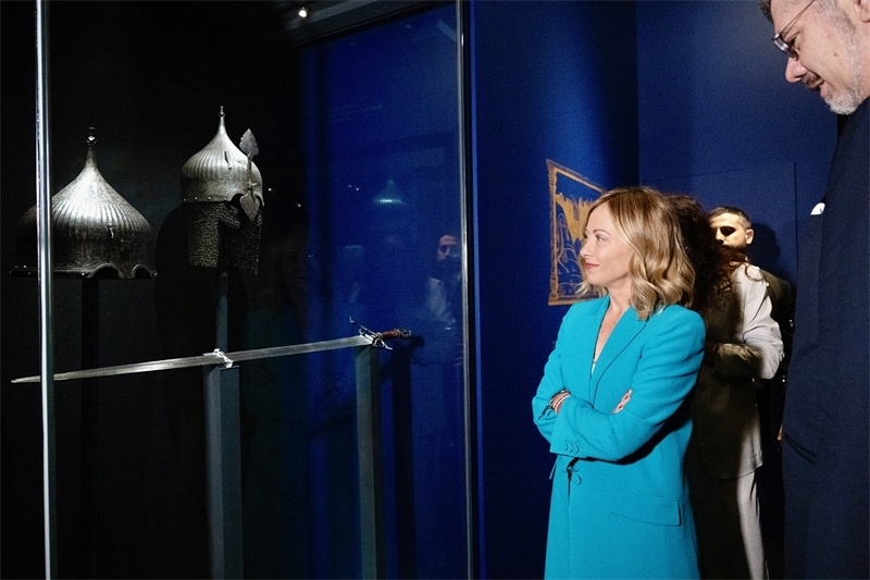 意大利總理梅洛尼參觀展覽“傳奇之旅：馬可·波羅與絲綢之路上的世界”。 (意大利總理府供圖)