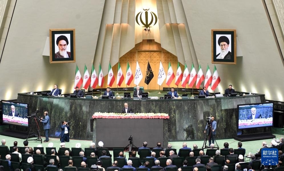 7月30日，佩澤希齊揚（中）在伊朗德黑蘭的伊朗議會宣誓就任伊朗總統(tǒng)后發(fā)表就職演說。新華社記者 沙達提 攝