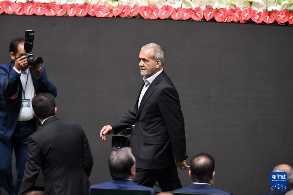 7月30日，在伊朗德黑蘭的伊朗議會，佩澤希齊揚（中）抵達總統(tǒng)就職典禮現(xiàn)場。新華社記者 沙達提 攝