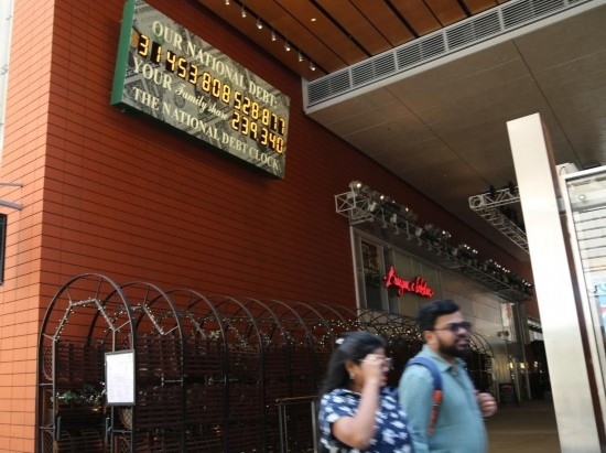 2023年5月29日，人們經(jīng)過美國紐約曼哈頓的“國債鐘”。“國債鐘”是一個大型計數(shù)器，它實時更新美國的公共債務(wù)總額，并顯示出每個美國家庭所要負擔的數(shù)額。 新華社記者劉亞南攝