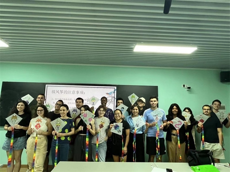 在中國(guó)和巴西共迎兩國(guó)建交50周年之際，巴西圣保羅州立大學(xué)孔子學(xué)院今年7月成功組織多批、近40名巴西青少年來(lái)華進(jìn)行短期訪問(wèn)交流，圖為訪問(wèn)團(tuán)成員參加文化體驗(yàn)活動(dòng)。 巴西圣保羅州立大學(xué)孔子學(xué)院供圖