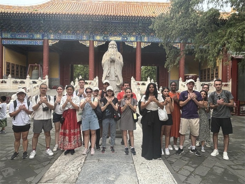 在中國(guó)和巴西共迎兩國(guó)建交50周年之際，巴西圣保羅州立大學(xué)孔子學(xué)院今年7月成功組織多批、近40名巴西青少年來(lái)華進(jìn)行短期訪問(wèn)交流，圖為訪問(wèn)團(tuán)成員參加文化體驗(yàn)活動(dòng)。 巴西圣保羅州立大學(xué)孔子學(xué)院供圖