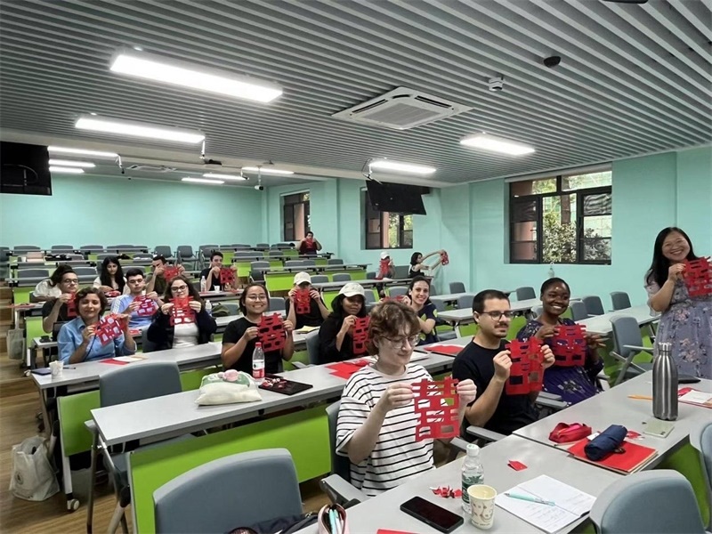 在中國(guó)和巴西共迎兩國(guó)建交50周年之際，巴西圣保羅州立大學(xué)孔子學(xué)院今年7月成功組織多批、近40名巴西青少年來(lái)華進(jìn)行短期訪問(wèn)交流，圖為訪問(wèn)團(tuán)成員參加文化體驗(yàn)活動(dòng)。 巴西圣保羅州立大學(xué)孔子學(xué)院供圖