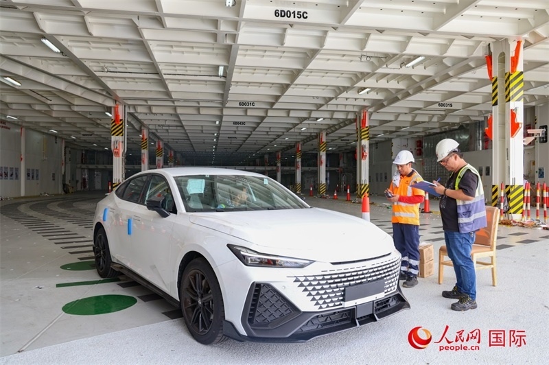 工人正在進行卸車作業(yè)。人民網(wǎng)記者 任皓宇攝