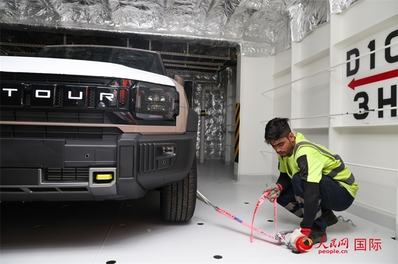 工人正在進行卸車作業(yè)。人民網(wǎng)記者任皓宇攝