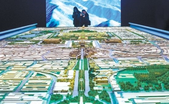 首都博物館“輝煌中軸”展廳內(nèi)，十六米長(zhǎng)的中軸線沙盤(pán)，配以立體投影技術(shù)，展現(xiàn)北京中軸線之壯美。 本報(bào)記者 武亦彬攝