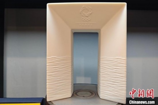 白瓷作品《凱旋尊》巧妙融合了法國(guó)與中國(guó)最具象征意義的藝術(shù)形式和元素進(jìn)行再創(chuàng)造。 吳冠標(biāo) 攝